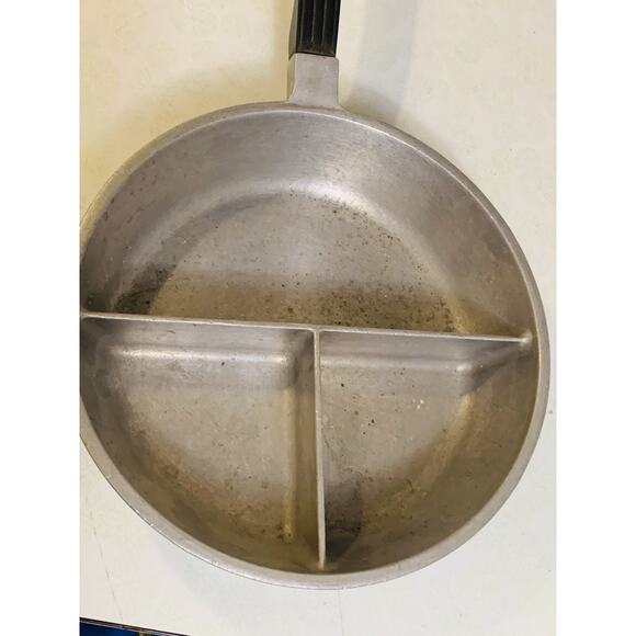 Peerless Products Divido Vintage Cast Aluminum Divided 9” Skillet - Picture 2 of 6